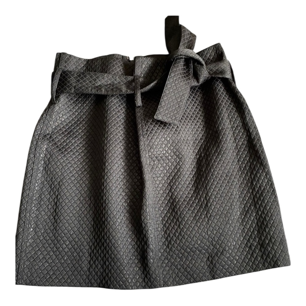 BCBG Max Azria Skirt | Size 8 | Elegant & Versatile | Classic Style